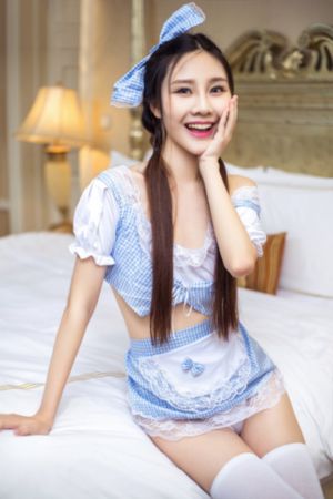 美女露出让男生揉的